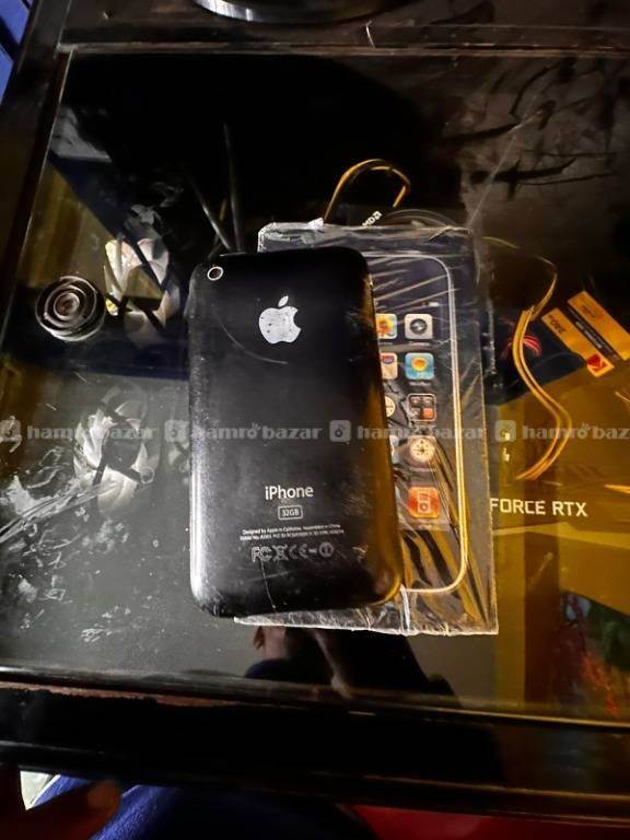 iphone 3GS 32GB with box cable and charger 2
